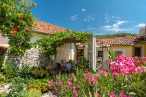 Mediterranean terrace apartment with Bikes & SUP, Skradin